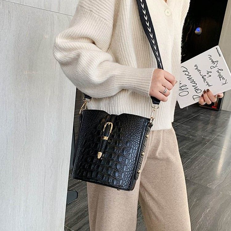 Thread Alligator Pu Rectangle Crossbody -laukut