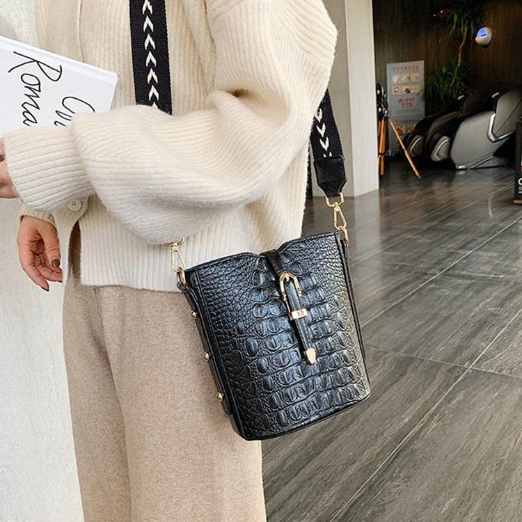 Thread Alligator Pu Rectangle Crossbody -laukut