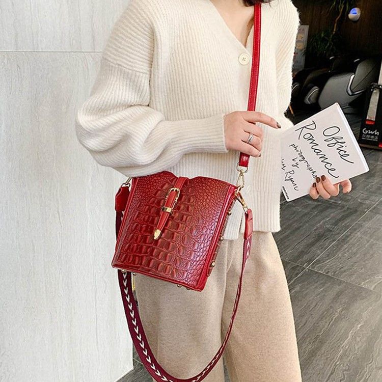 Thread Alligator Pu Rectangle Crossbody -laukut